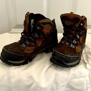 Hi-Tec boys winter shoes, size 1. Gently used